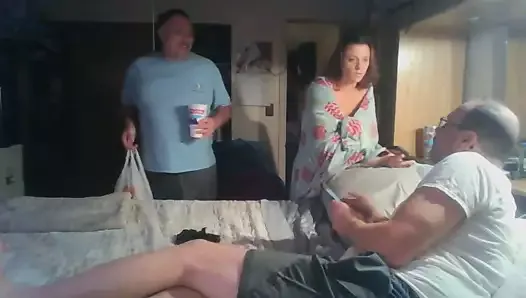 Karısını arkadaşına siktiriyor