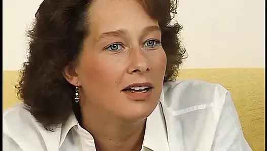 Arkadaşlarıyla doktoruyla sikişeceği iddiasına girdi, bu yüzden şansını denemeye gitti