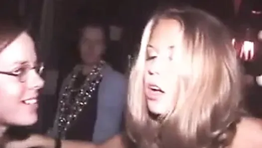 Sarışın afet partide azıyor