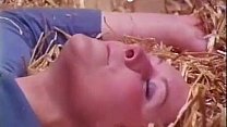 Olgun kadın samanlıkta dostuna siktiriyor
